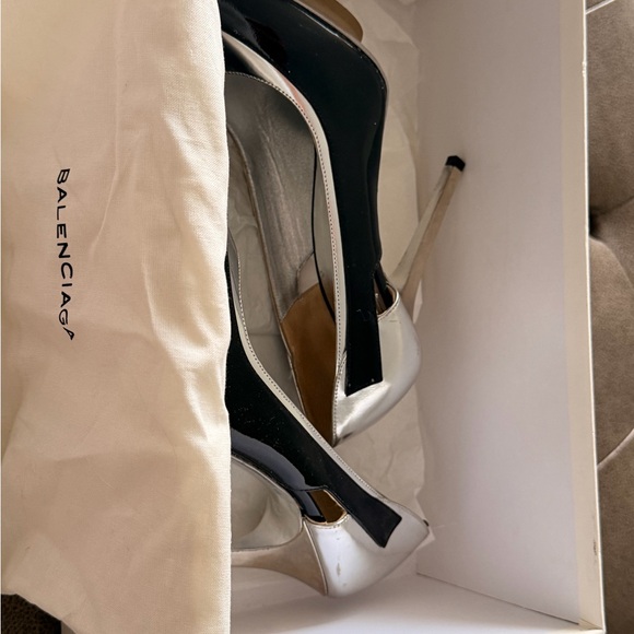 Balenciaga scarpa  Black and Silver Patent Pointed-Toe Stiletto Pumps 37 1/2 - Picture 2 of 9